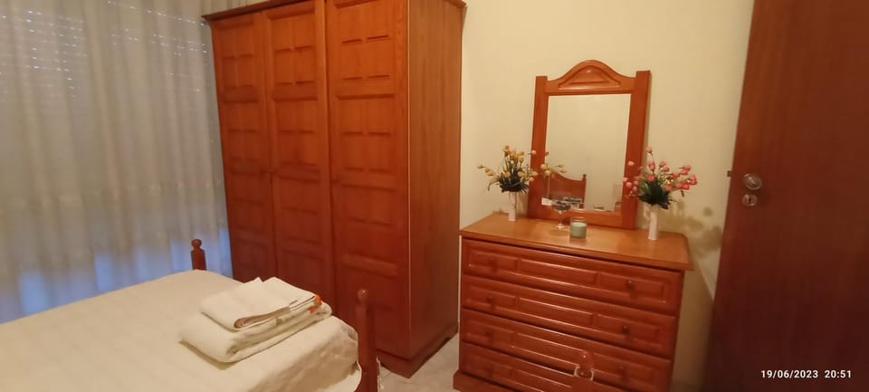 Bed, Bedroom, towels, wardrobe