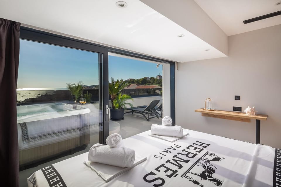 Bed, View (from property/room), Photo of the whole room, Bedroom, towels