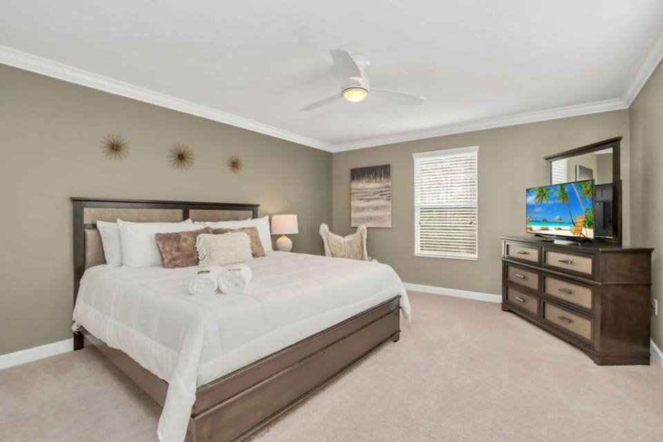 Bed, TV and multimedia, Bedroom