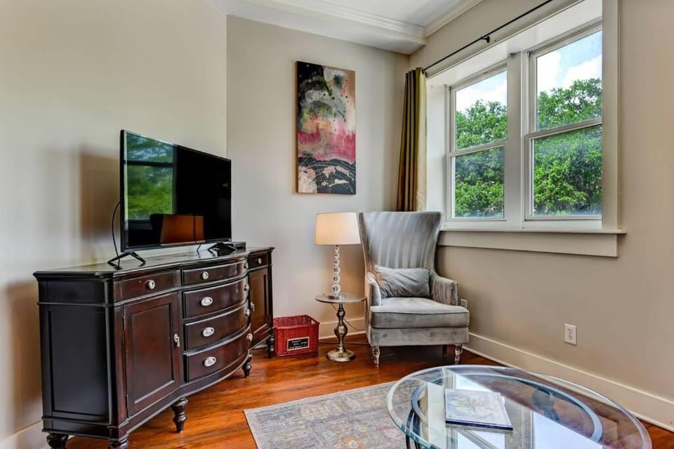 Loft steps from City Hall and River Streets Apartment in Savannah
