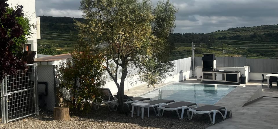 Villa Oasis entre Viñedos cerca de Barcelona con A A y piscina climatizada Villa in Alt Penedès