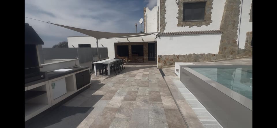 Villa Oasis entre Viñedos cerca de Barcelona con A A y piscina climatizada Villa in Alt Penedès