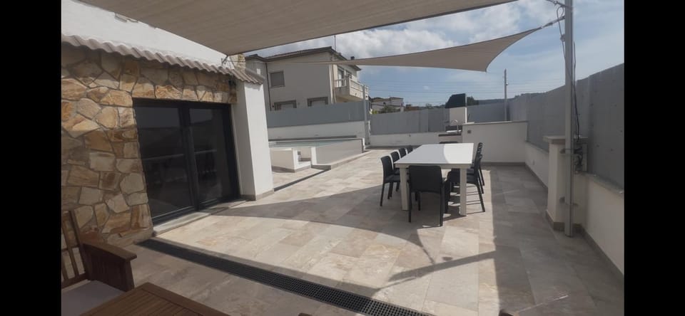 Villa Oasis entre Viñedos cerca de Barcelona con A A y piscina climatizada Villa in Alt Penedès