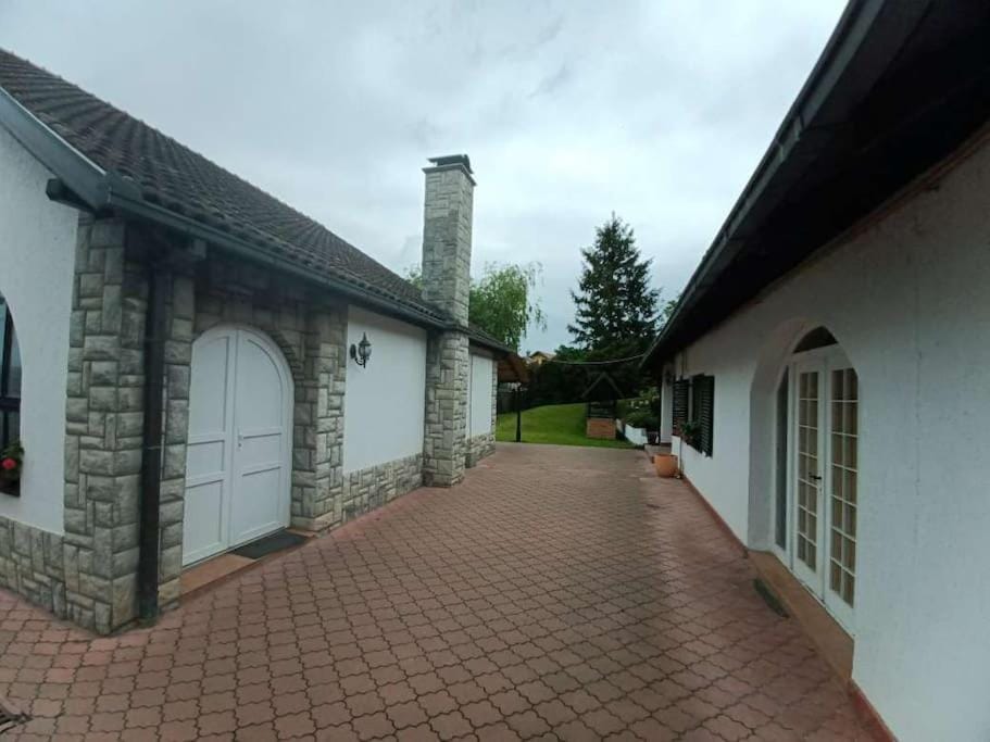 Property building, Patio, Neighbourhood, Garden view, Parking