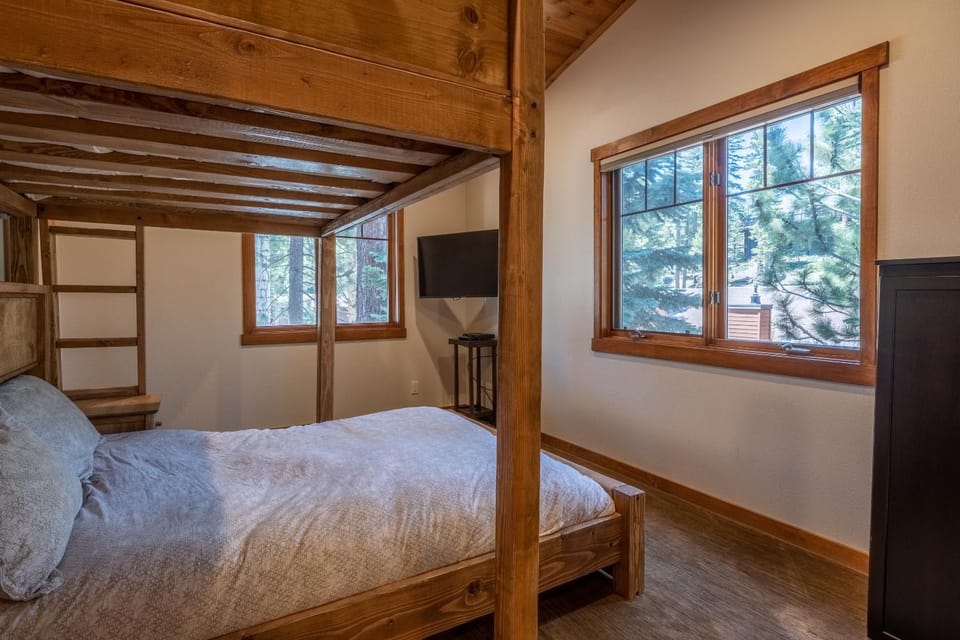 Grayfox #4 3 Bedroom 3 Bathroom Sleeps 8 Walk to Village Gondola House in Mammoth Lakes