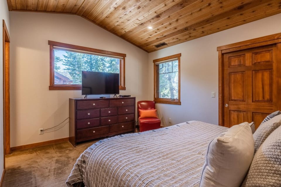 Grayfox #4 3 Bedroom 3 Bathroom Sleeps 8 Walk to Village Gondola House in Mammoth Lakes
