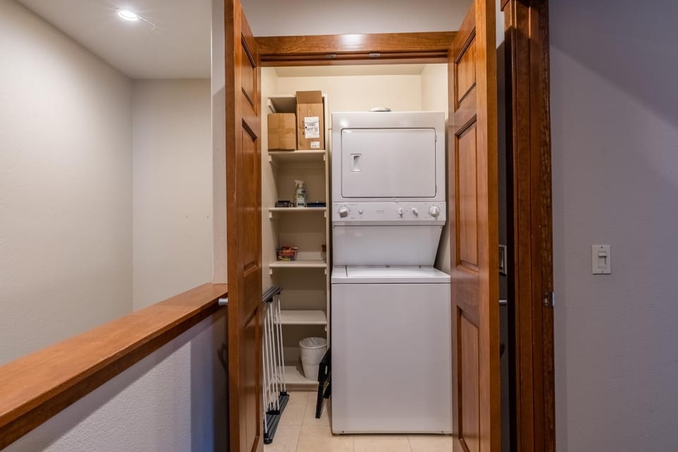 Grayfox #4 3 Bedroom 3 Bathroom Sleeps 8 Walk to Village Gondola House in Mammoth Lakes