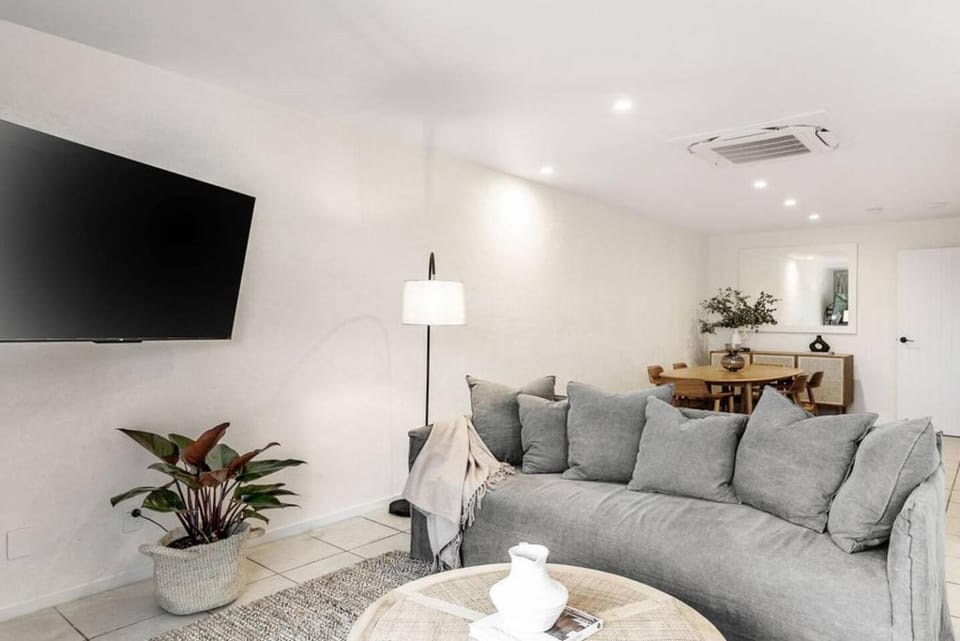 Living room, Seating area, air conditioner
