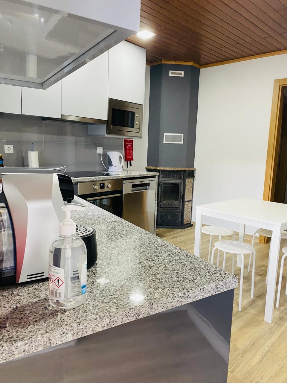 Kitchen or kitchenette, Dining area, minibar, pet friendly, stove, kitchen