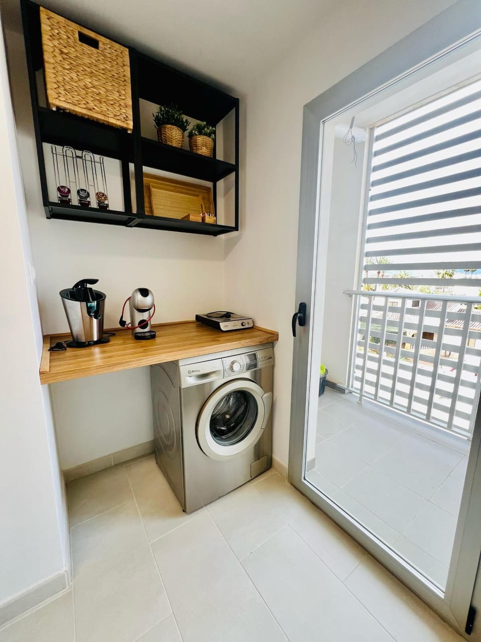 Coffee/tea facilities, Kitchen or kitchenette, Decorative detail, washing machine