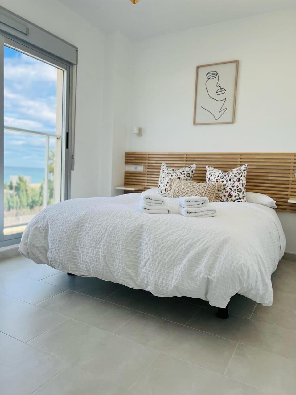 Bed, Photo of the whole room, Bedroom, Sea view, fireplace