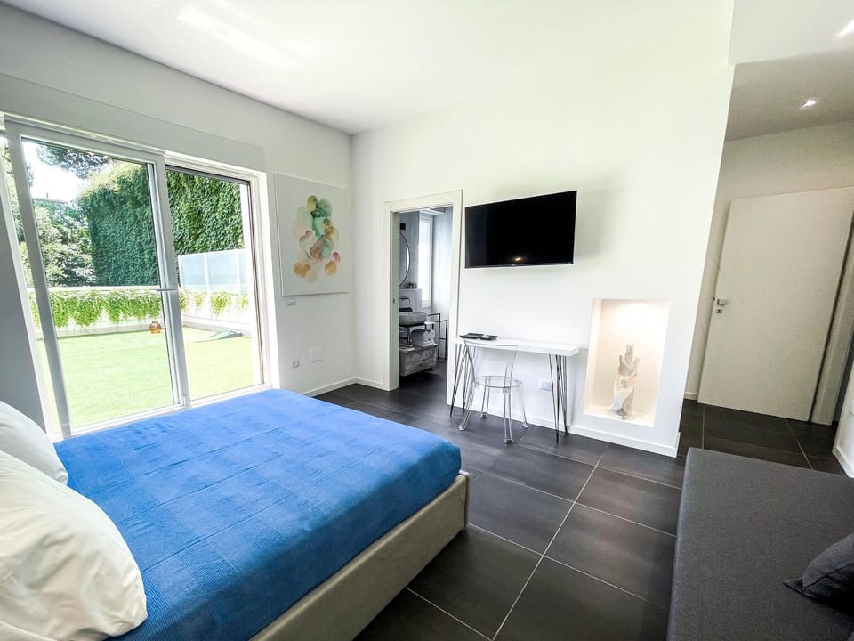 Photo of the whole room, Bedroom