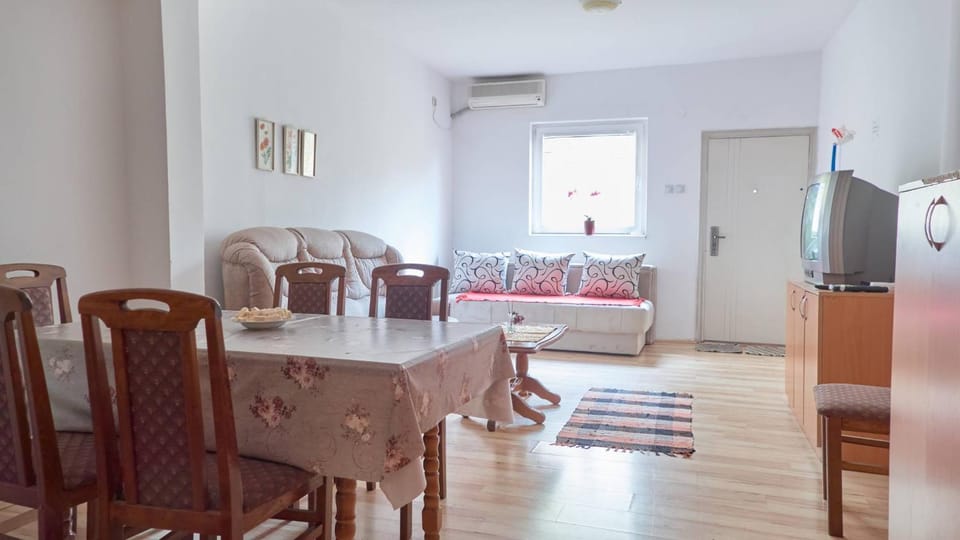 TV and multimedia, Living room, Photo of the whole room, Seating area, Dining area, air conditioner