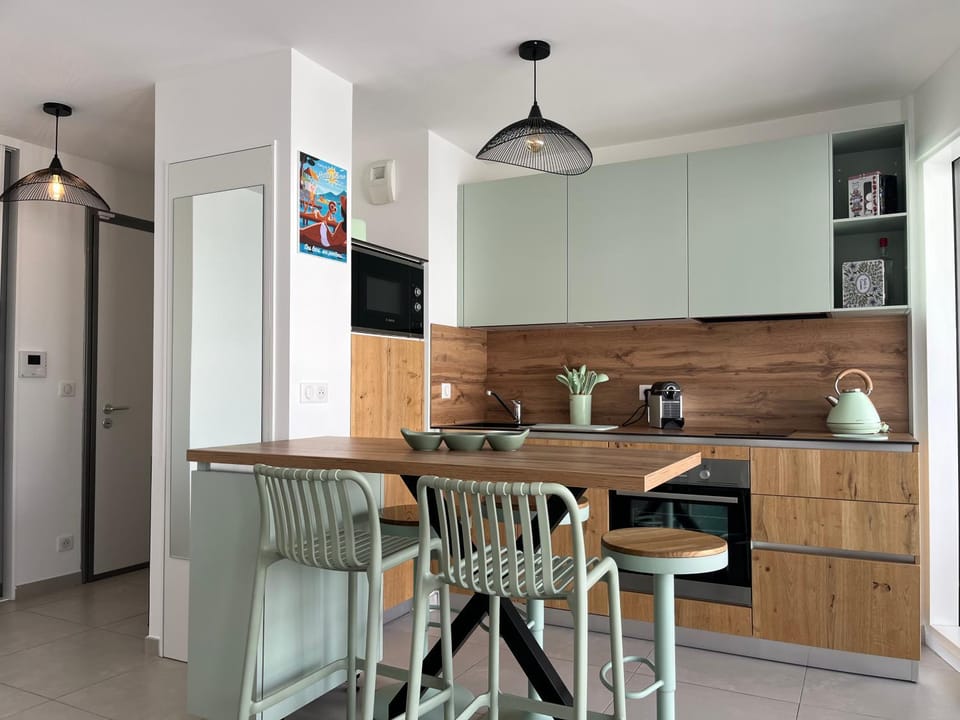 Kitchen or kitchenette, Dining area, dishwasher, minibar, pet friendly, stove