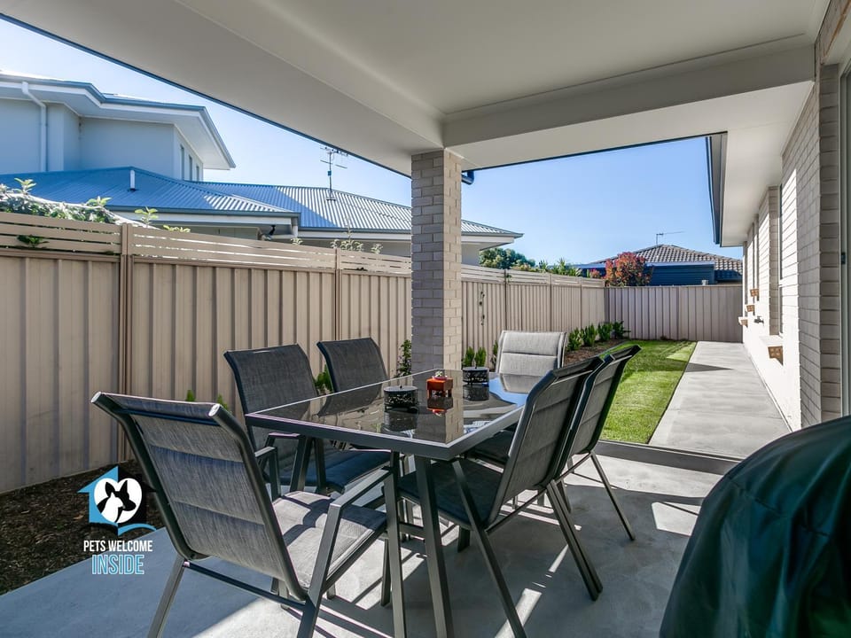 Patio, BBQ facilities, Dining area, Garden view, Entertainment, Sunrise, Sunset
