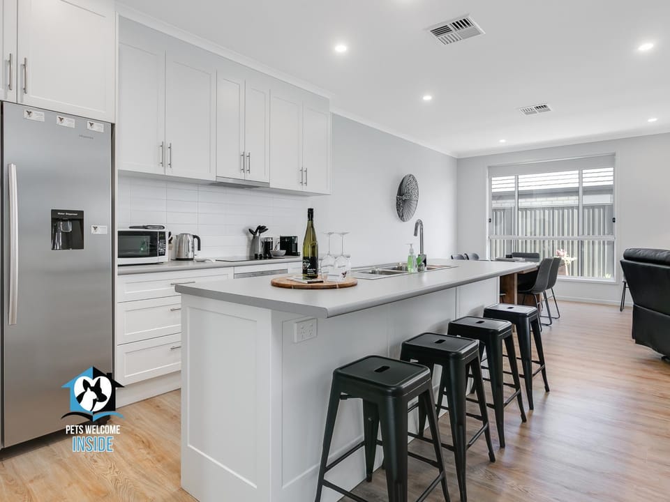 Coffee/tea facilities, Decorative detail, Seating area, Communal kitchen, dishwasher, minibar, pet friendly, stove, toaster, kitchen, kitchen, air conditioner