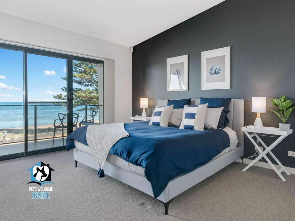 Bed, Balcony/Terrace, Decorative detail, Bedroom, Sea view, Street view