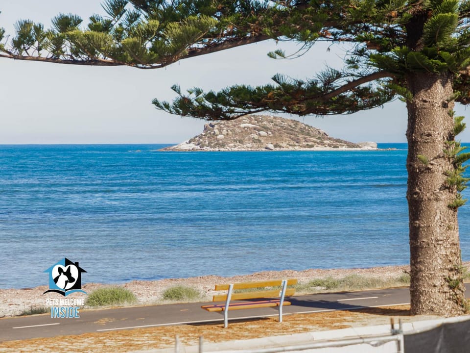 Nearby landmark, Sea view, Street view