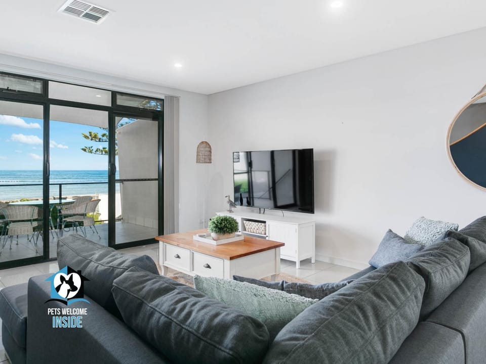 Communal lounge/ TV room, TV and multimedia, Living room, Decorative detail, Seating area, Entertainment, Family
