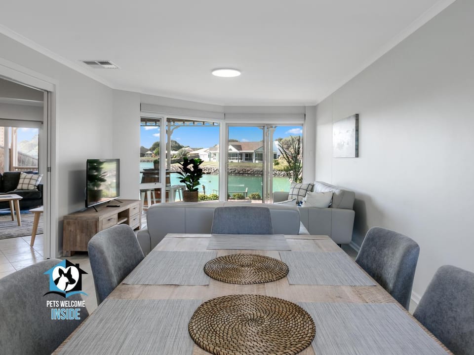 Decorative detail, Dining area, Lake view