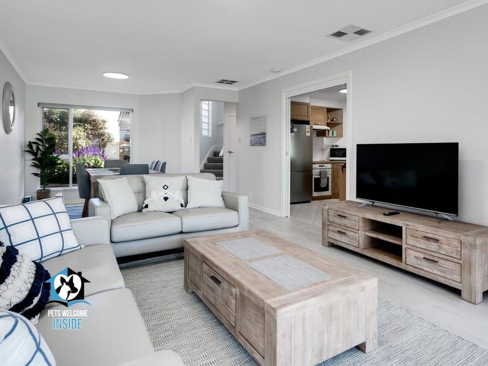 Communal lounge/ TV room, TV and multimedia, Living room, Decorative detail, Seating area, Lake view, Entertainment, Family, Family