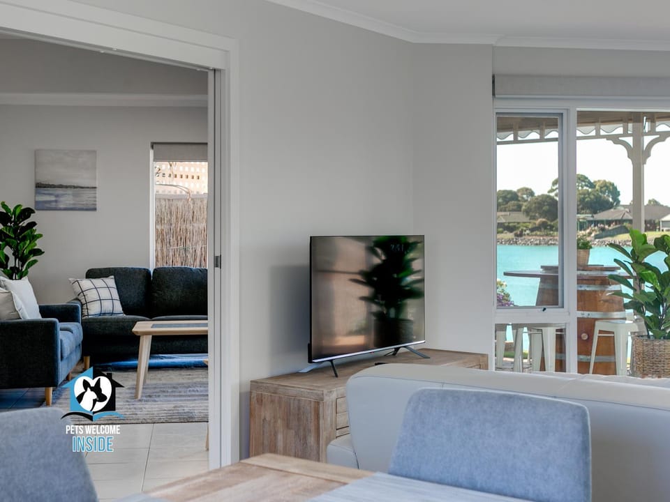 TV and multimedia, View (from property/room), Living room, Decorative detail, Decorative detail, Seating area, hair dresser