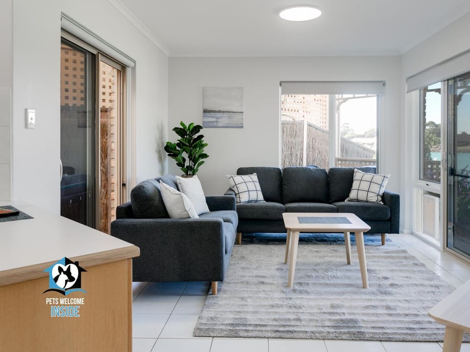 Living room, Decorative detail, Seating area, Lake view