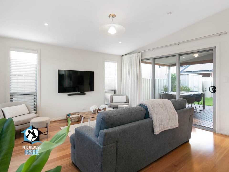 Communal lounge/ TV room, TV and multimedia, Living room, Decorative detail, Seating area, Entertainment, Family, Family, hair dresser