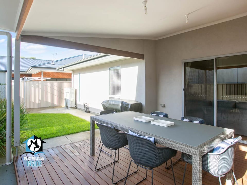 Patio, BBQ facilities, Garden, Dining area, Entertainment, Sunrise, Sunset