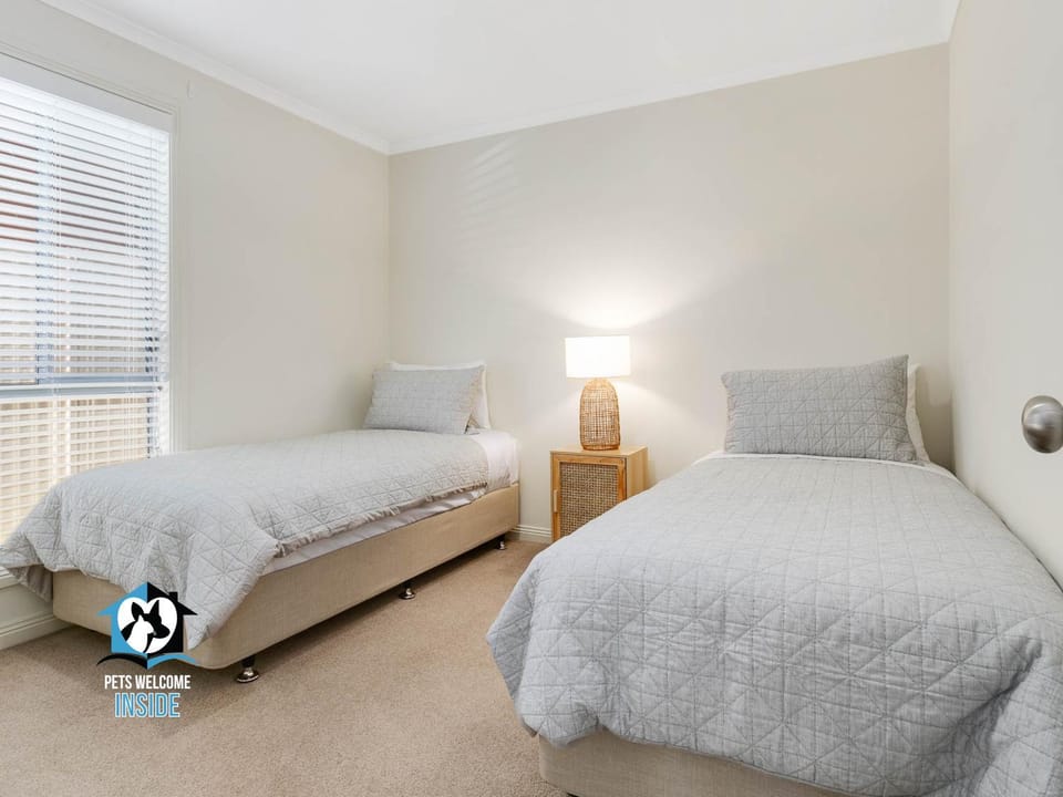 Bed, Decorative detail, Bedroom, wardrobe, air conditioner
