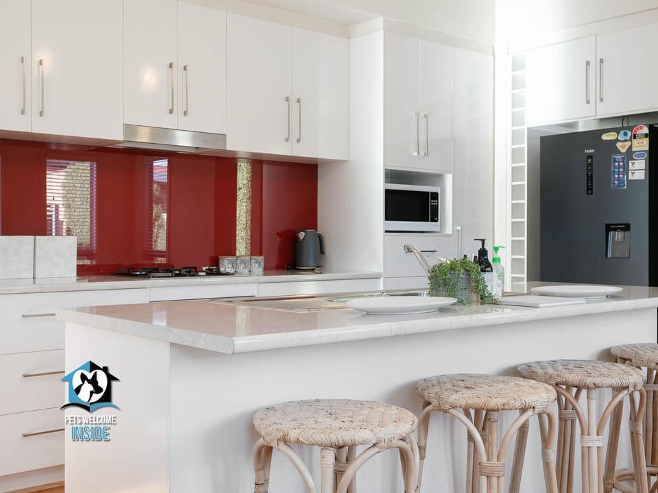 Coffee/tea facilities, Decorative detail, Seating area, Dining area, Communal kitchen, dishwasher, minibar, pet friendly, stove, kitchen