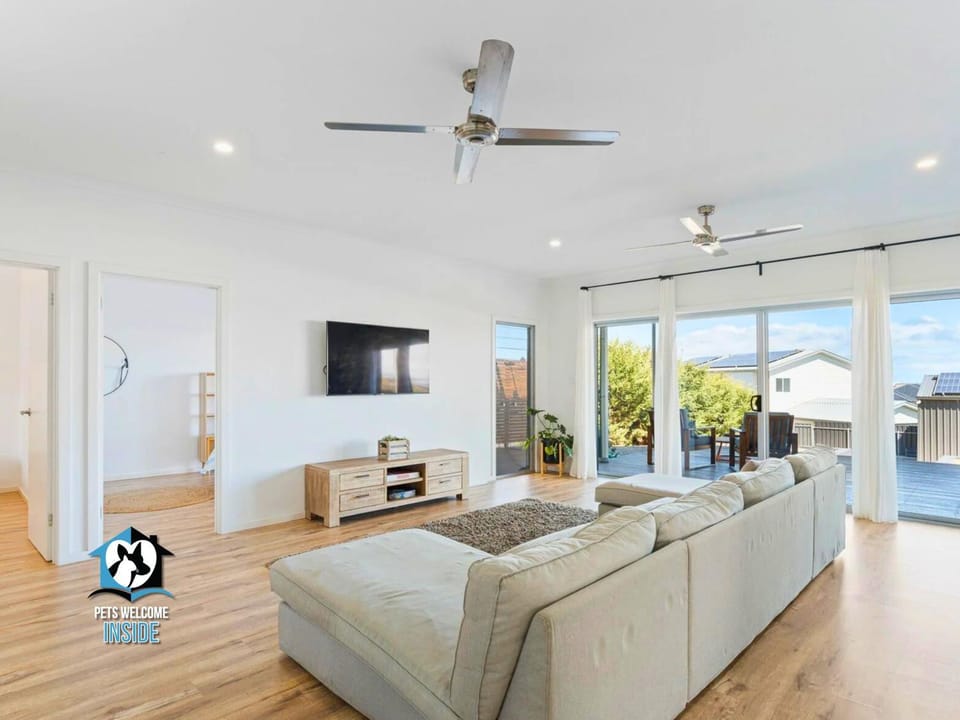 Communal lounge/ TV room, TV and multimedia, Living room, Decorative detail, Seating area, Evening entertainment, Family