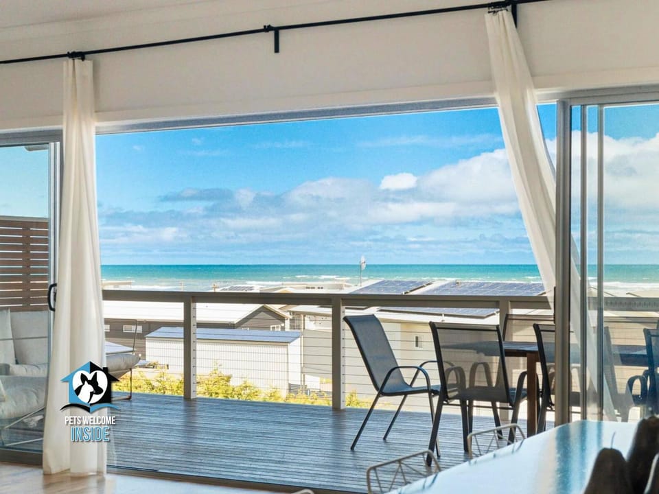 Natural landscape, View (from property/room), Balcony/Terrace, Seating area, Dining area, Beach, Sea view, Sunrise, Sunset