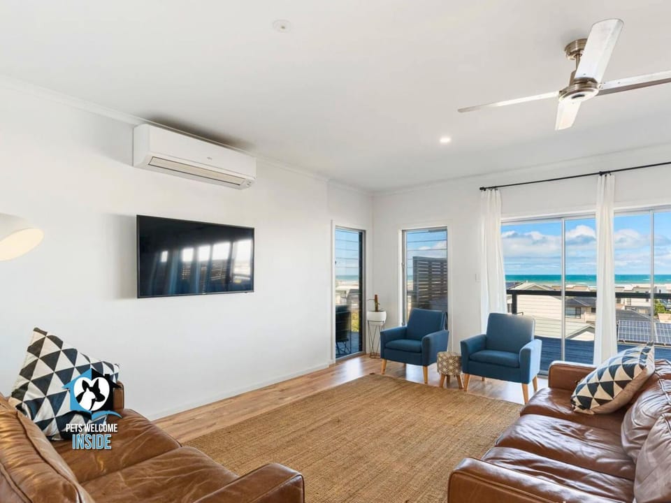 TV and multimedia, Living room, Seating area, Sea view, Family, air conditioner