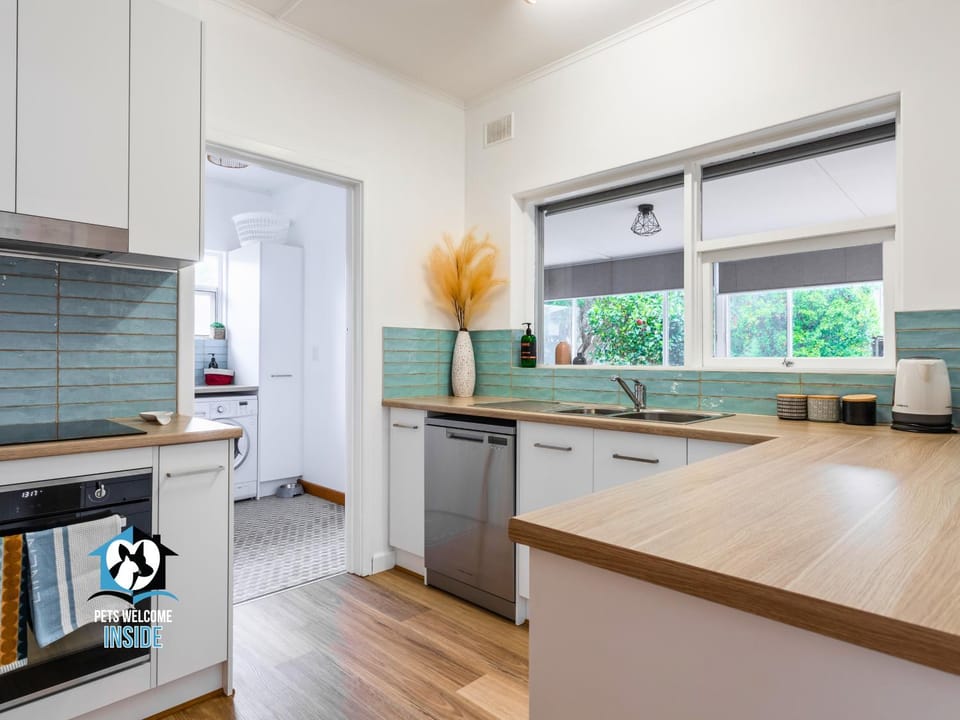 Communal kitchen, dishwasher, minibar, pet friendly, stove, toaster, kitchen