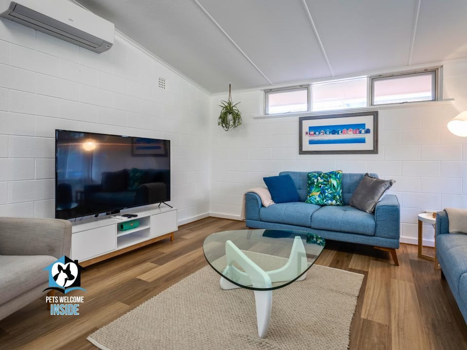 Communal lounge/ TV room, TV and multimedia, Living room, Decorative detail, Decorative detail, Entertainment, Family