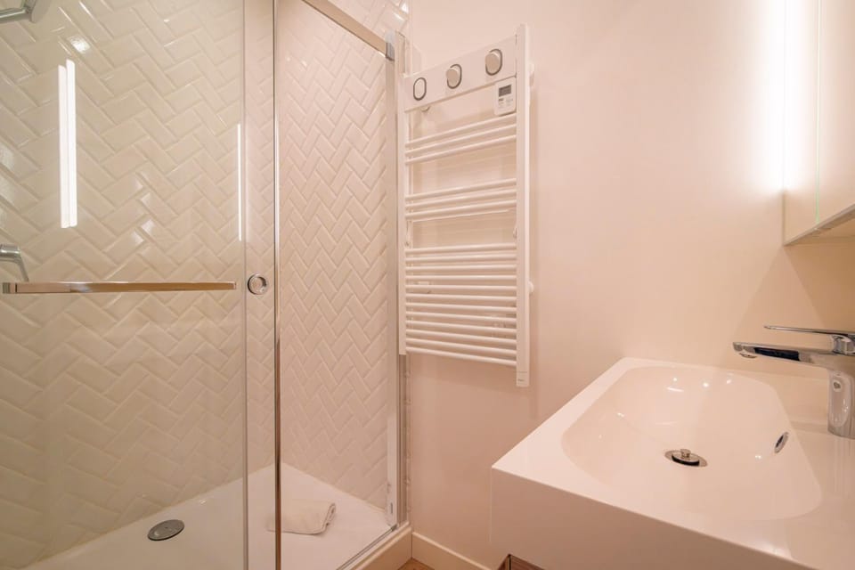 Shower, Bathroom, towels