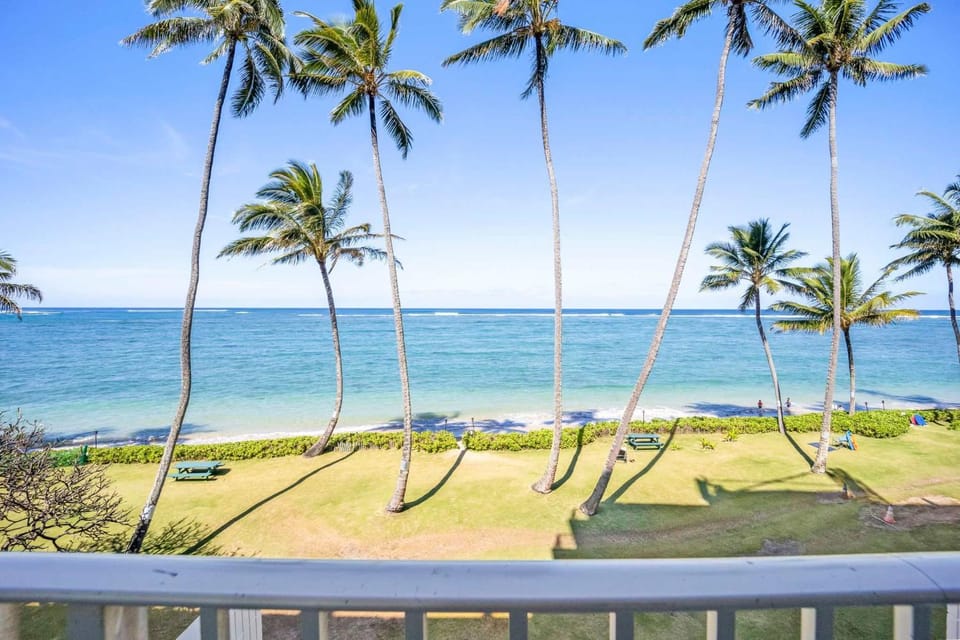 Beautiful Beachfront Condo House in Punaluu