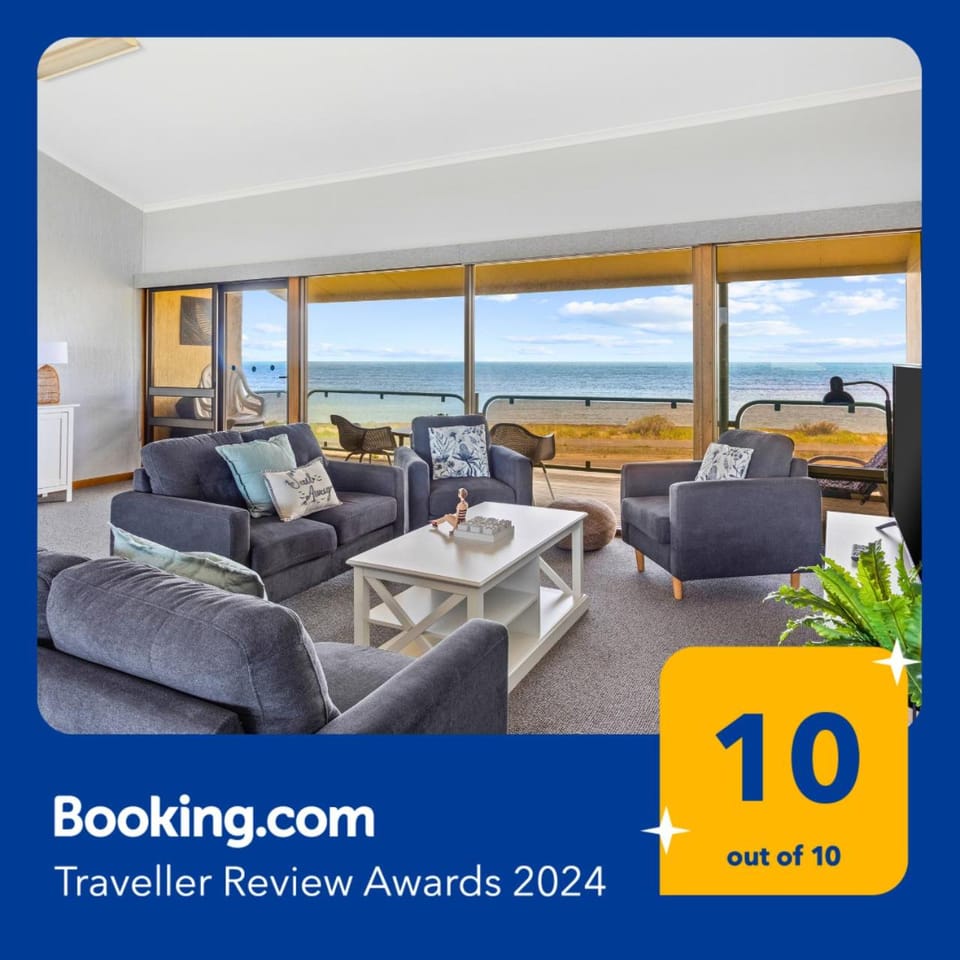 Communal lounge/ TV room, Living room, Seating area, Sea view, Sea view, Family