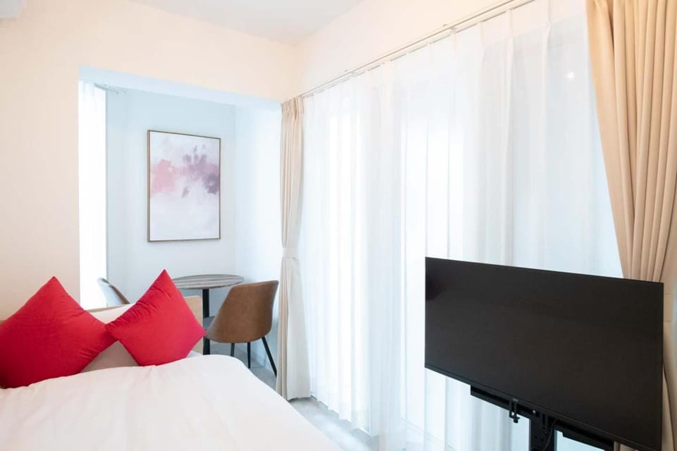 Bed, TV and multimedia, Seating area, Bedroom