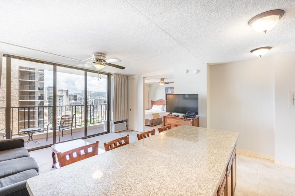 Waikiki Banyan High Level Condo with Private Lanai condo Apartment in Honolulu