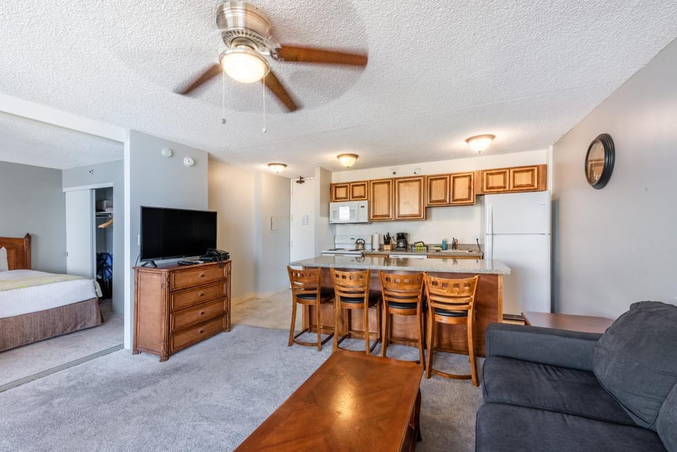 Waikiki Banyan High Level Condo with Private Lanai condo Apartment in Honolulu