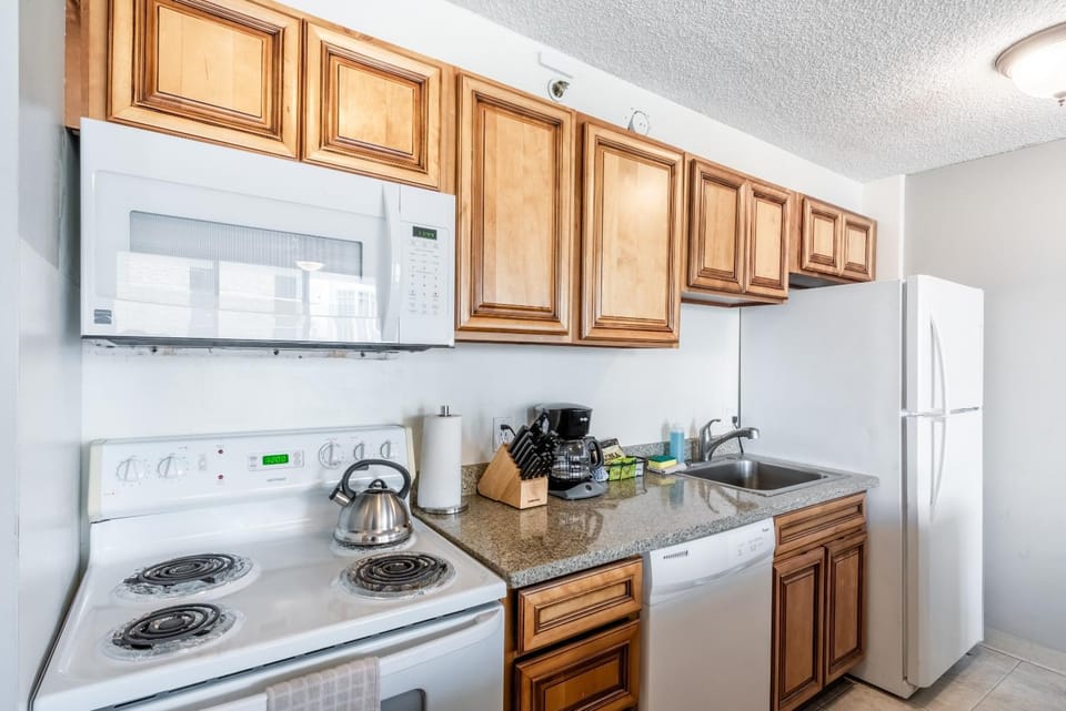 Waikiki Banyan High Level Condo with Private Lanai condo Apartment in Honolulu