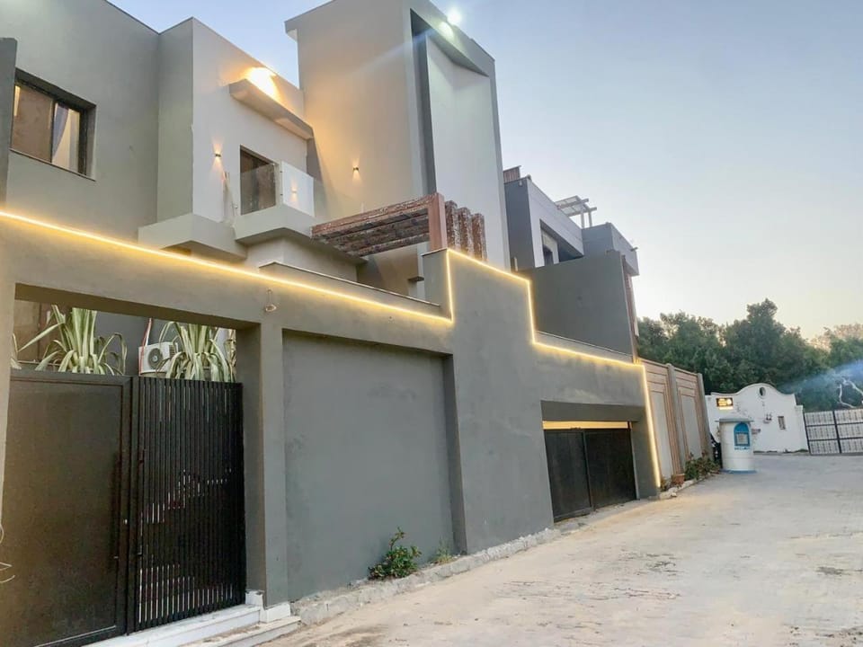 Iconic villa Five stars 2minitues from Gem and Pyramids Villa in Egypt