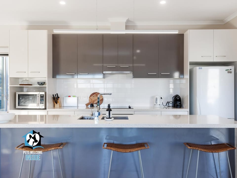 Coffee/tea facilities, Decorative detail, Dining area, Communal kitchen, dishwasher, hair dresser, minibar, pet friendly, stove, kitchen