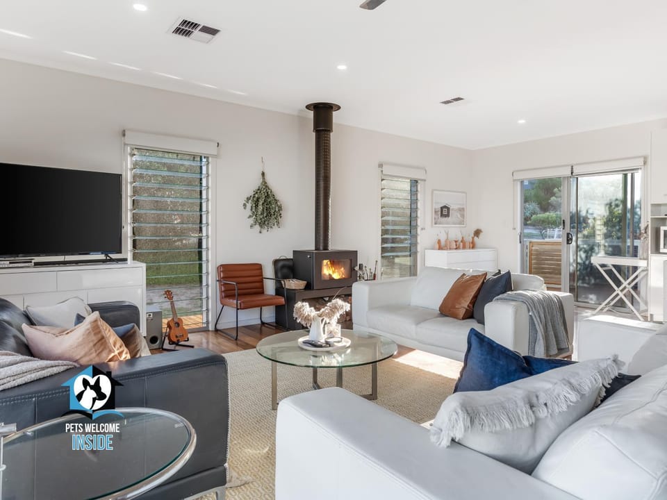 Communal lounge/ TV room, TV and multimedia, Living room, Decorative detail, Seating area, Entertainment, Family, Family, flat iron, hair dresser