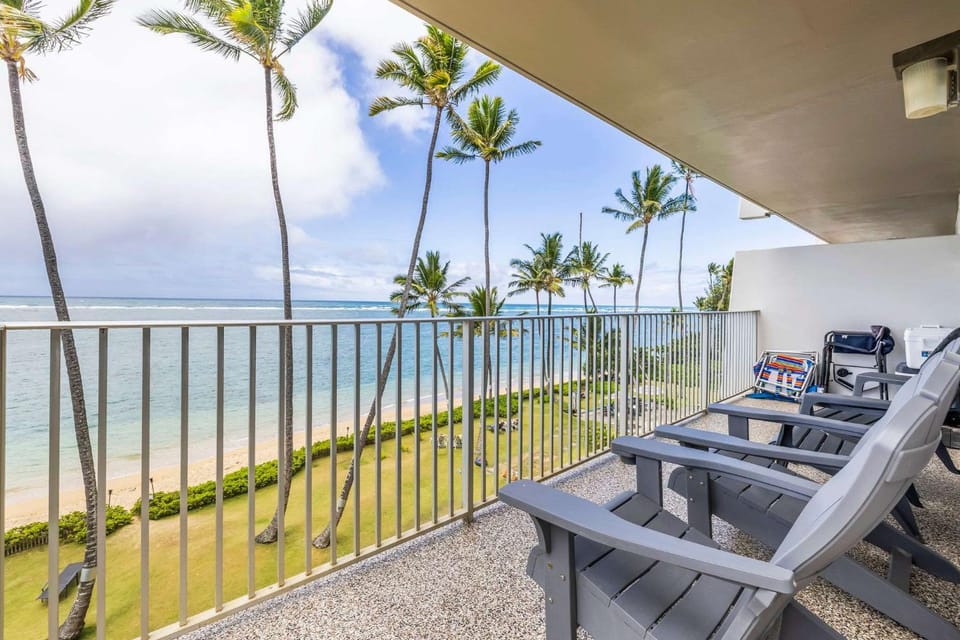 Amazing Beachfront Condo with AC House in Punaluu