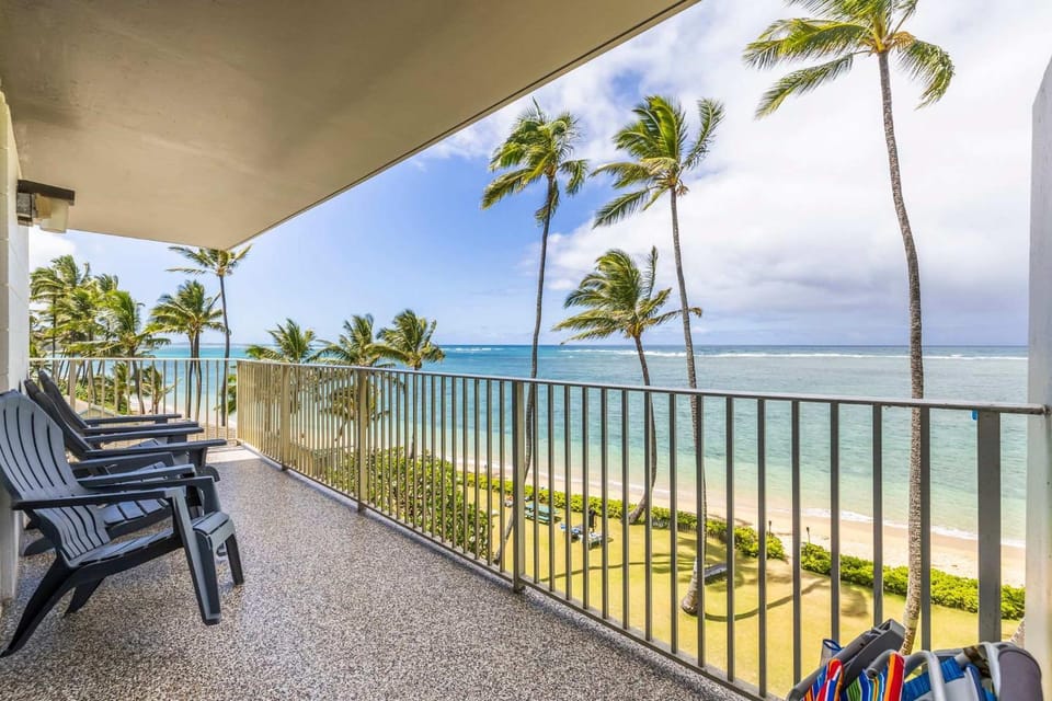Amazing Beachfront Condo with AC House in Punaluu