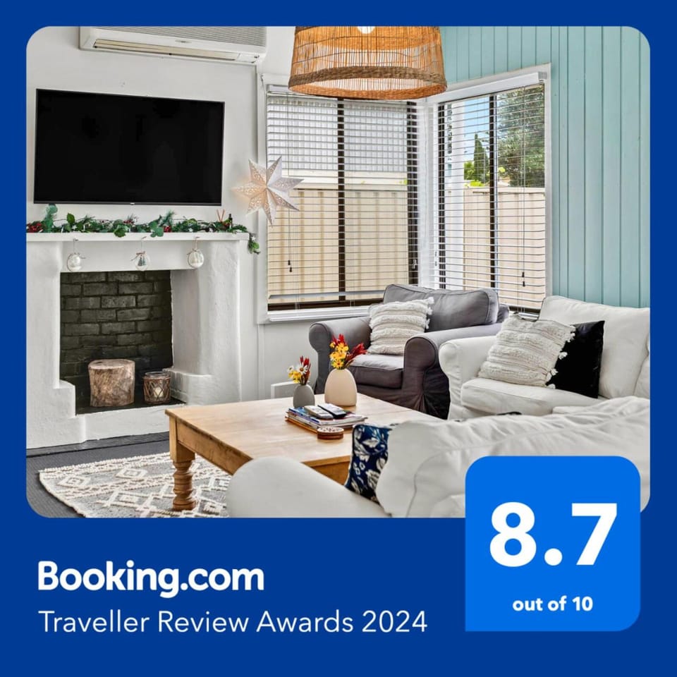 Communal lounge/ TV room, TV and multimedia, Living room, Decorative detail, Seating area, Entertainment, air conditioner