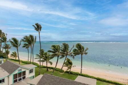 Beachfront Condo with AC House in Punaluu